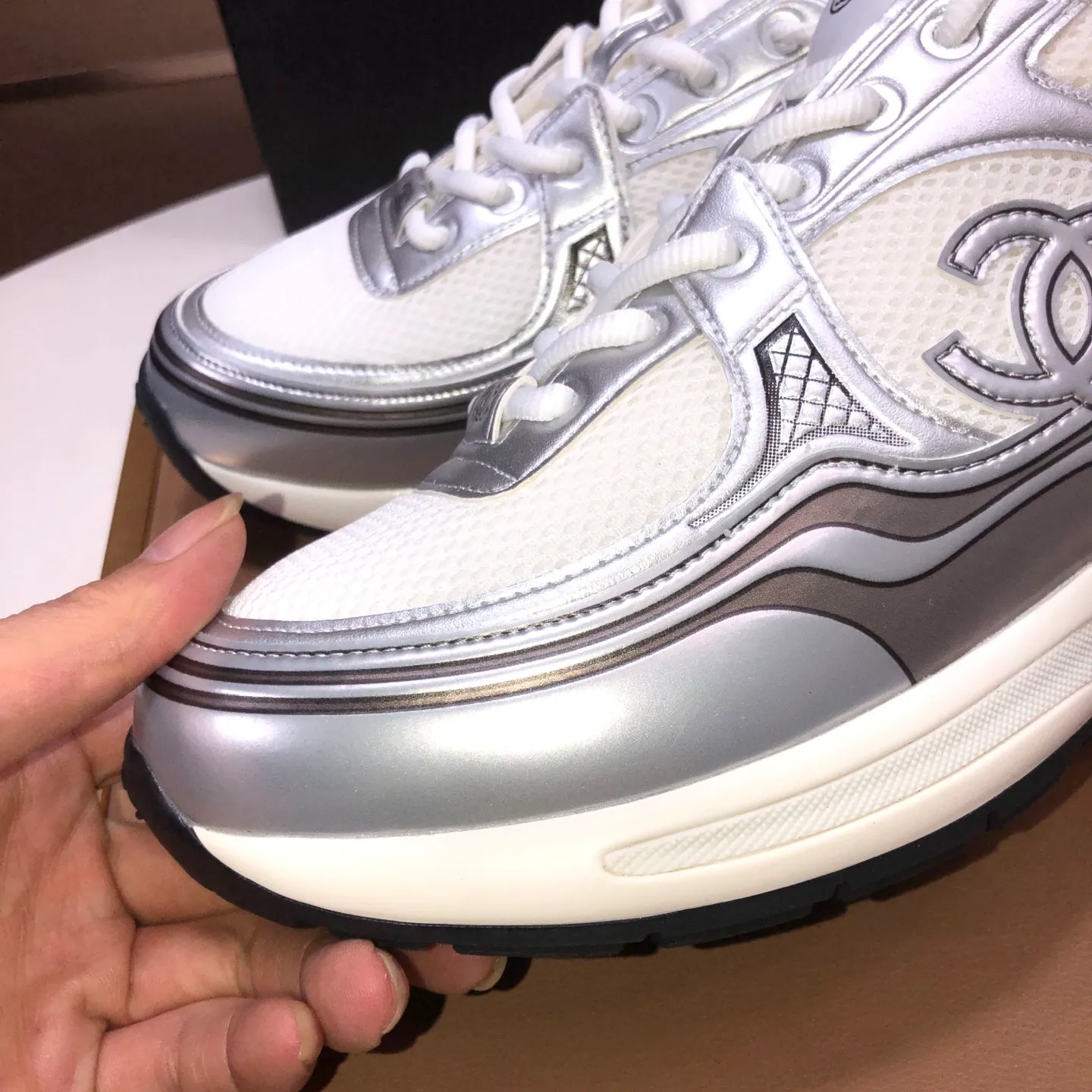 Men's shoes💰600💰【CHANEL】(Chanel couple's model)👩‍❤️‍💋‍👨The latest all-season shoes🔥🔥The ultimate derivative model. Not only are you more fashionable on your feet, but wearing flat shoes can also lengthen your overall body shape ~ "Features" The simple upper is paired with conspicuous small fragrant cloth strips, which is fashionable and high-end. 💕💕Selected Chanel fabric for the upper, comfortable and soft fabric lining available in 5 colors 🐎Size: (women's 35-39, customized 40. Men's 38-44, customized 45)
